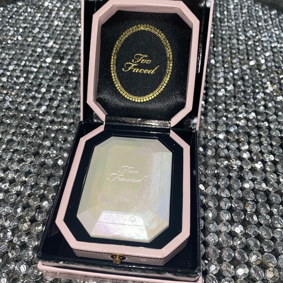 ✨Too Faced Highlighter✨